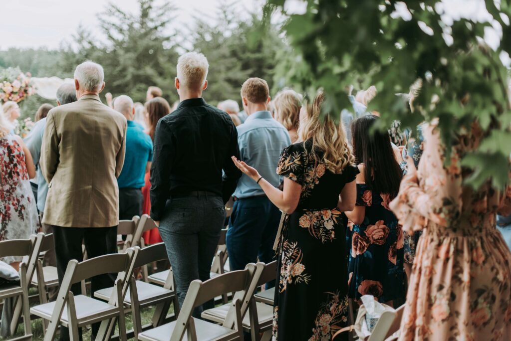Ceremoni i lantlig miljö fotograferad av bröllopsfotograf.