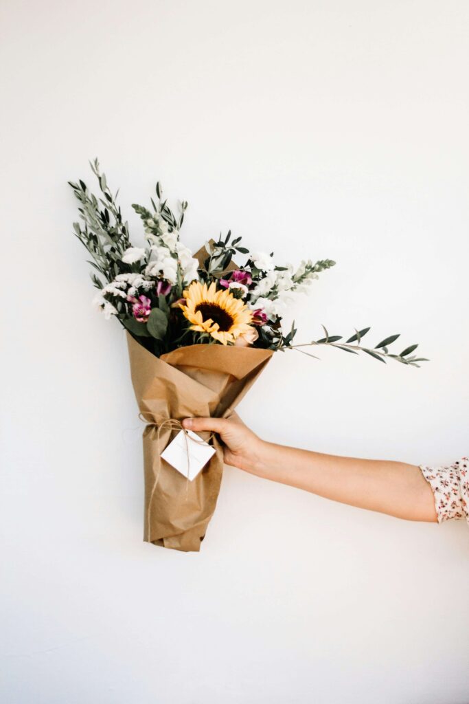bukett med blommor i olika farger