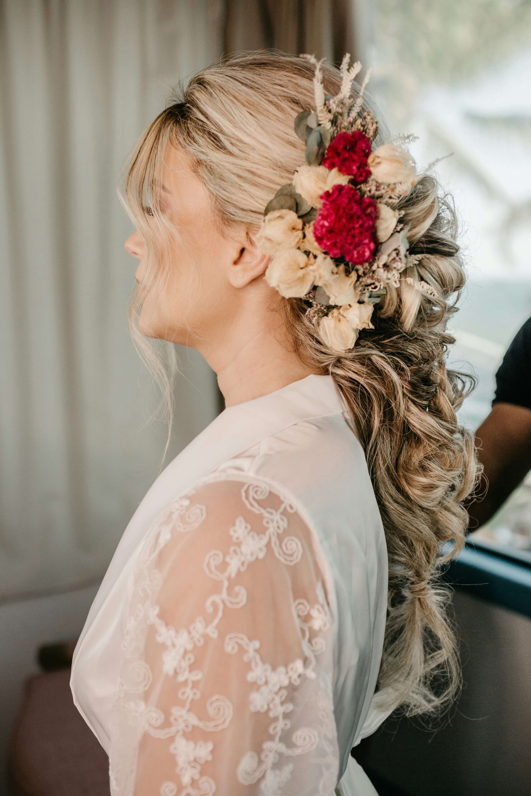 kvinna med blont har och blommor i haret