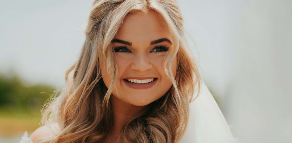 blond glad kvinna