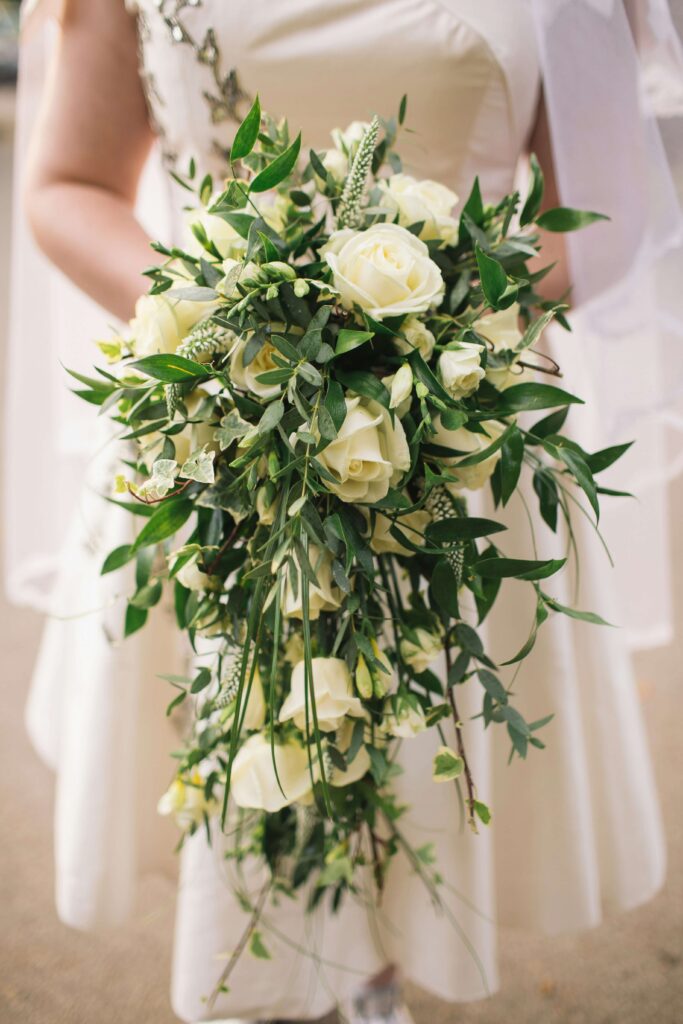 kvinna haller i vita blommor