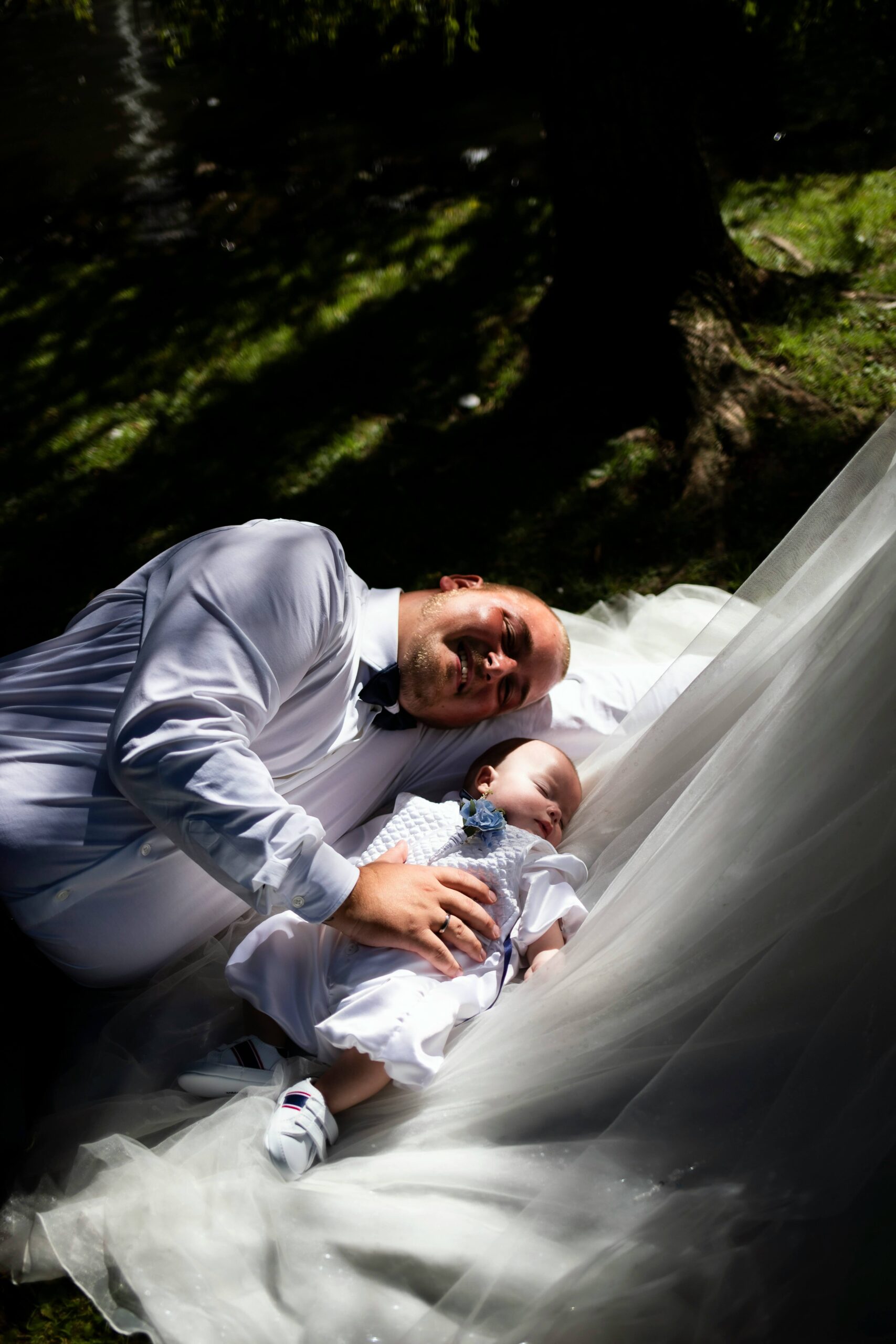 man och en bebis i naturen