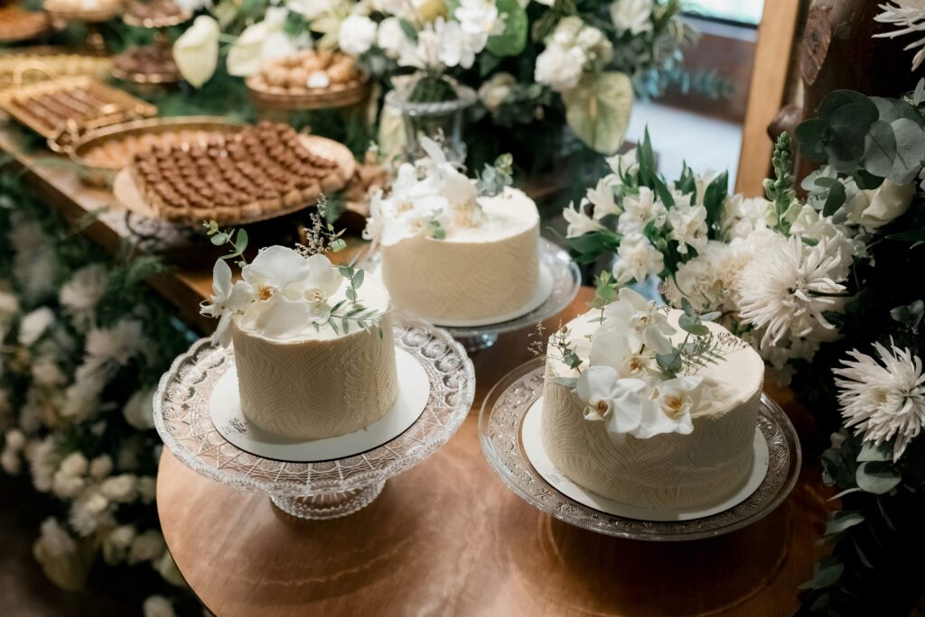 vita tartor med blommor